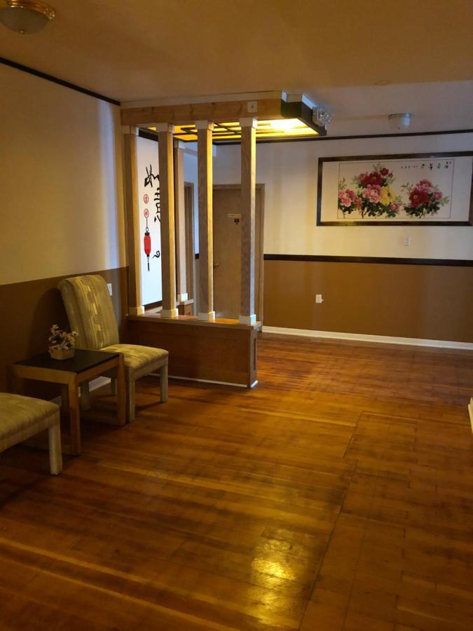 Heritage Place Hotel Gravelbourg Bagian luar foto