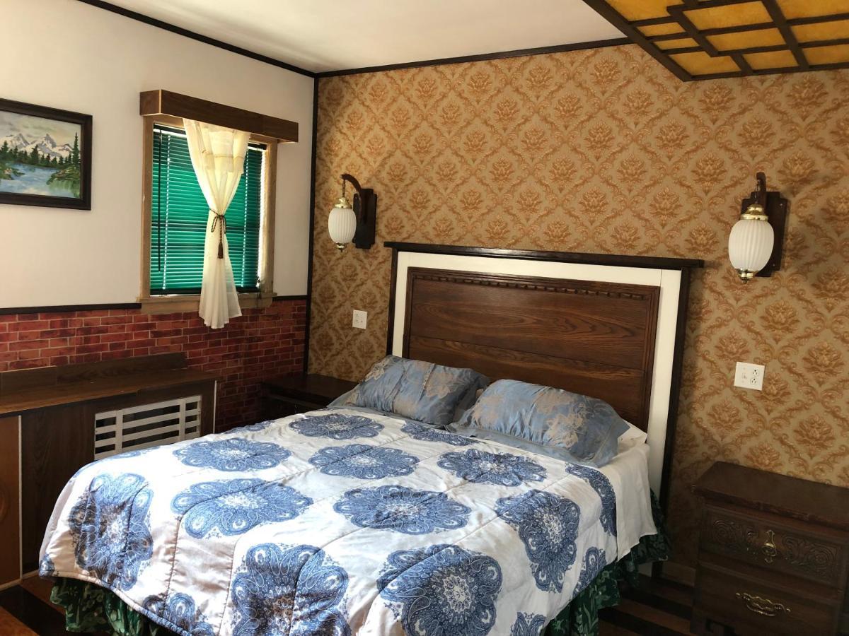 Heritage Place Hotel Gravelbourg Bagian luar foto