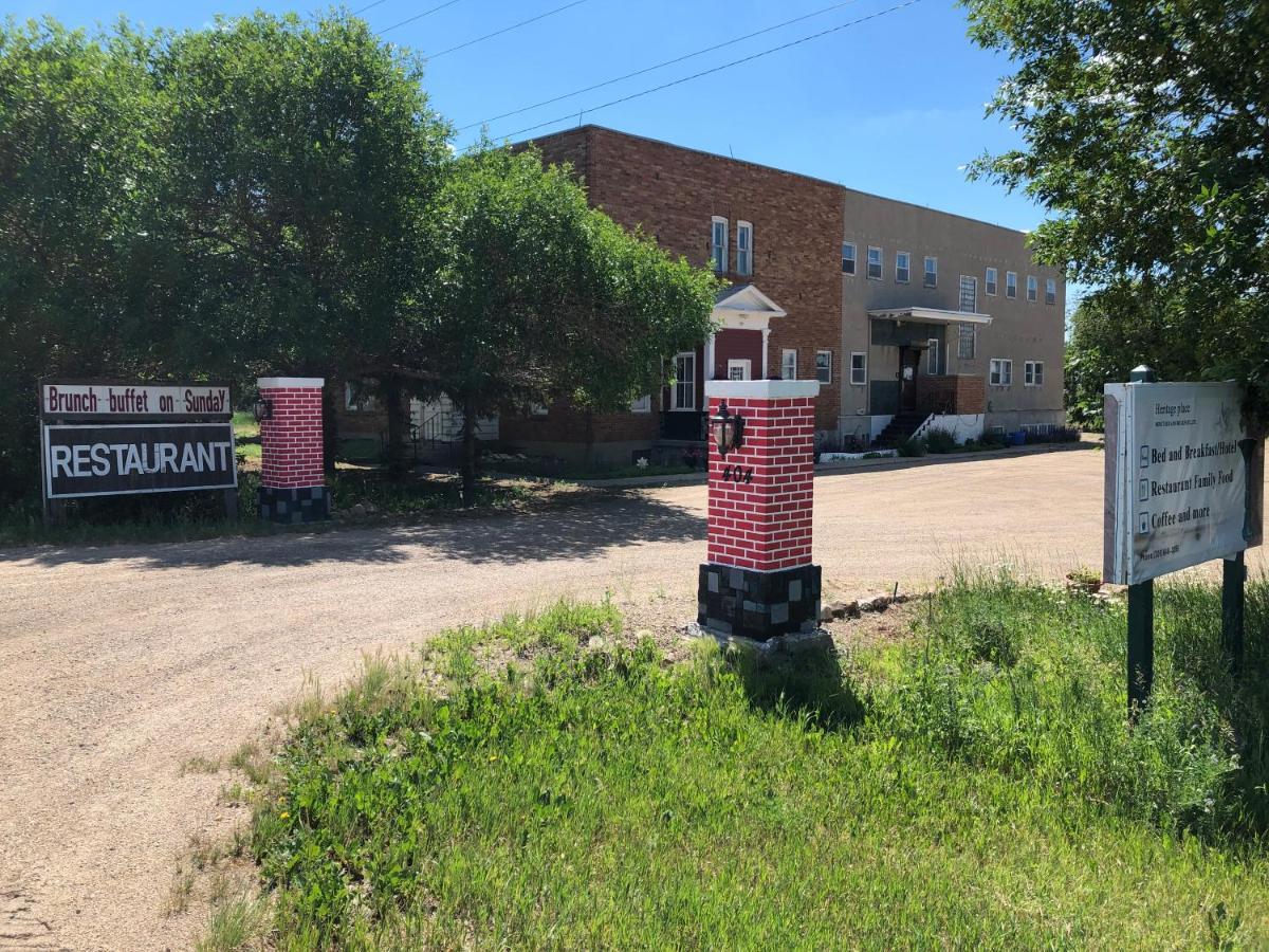 Heritage Place Hotel Gravelbourg Bagian luar foto