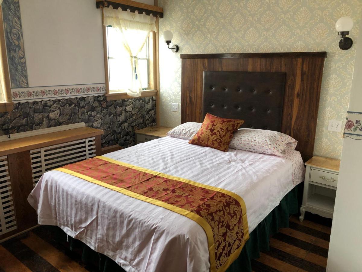 Heritage Place Hotel Gravelbourg Bagian luar foto