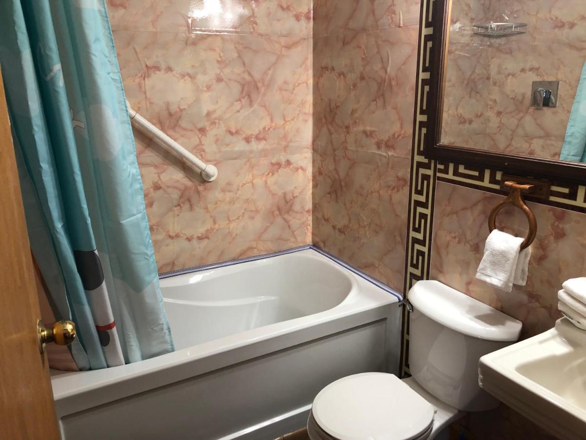 Heritage Place Hotel Gravelbourg Bagian luar foto