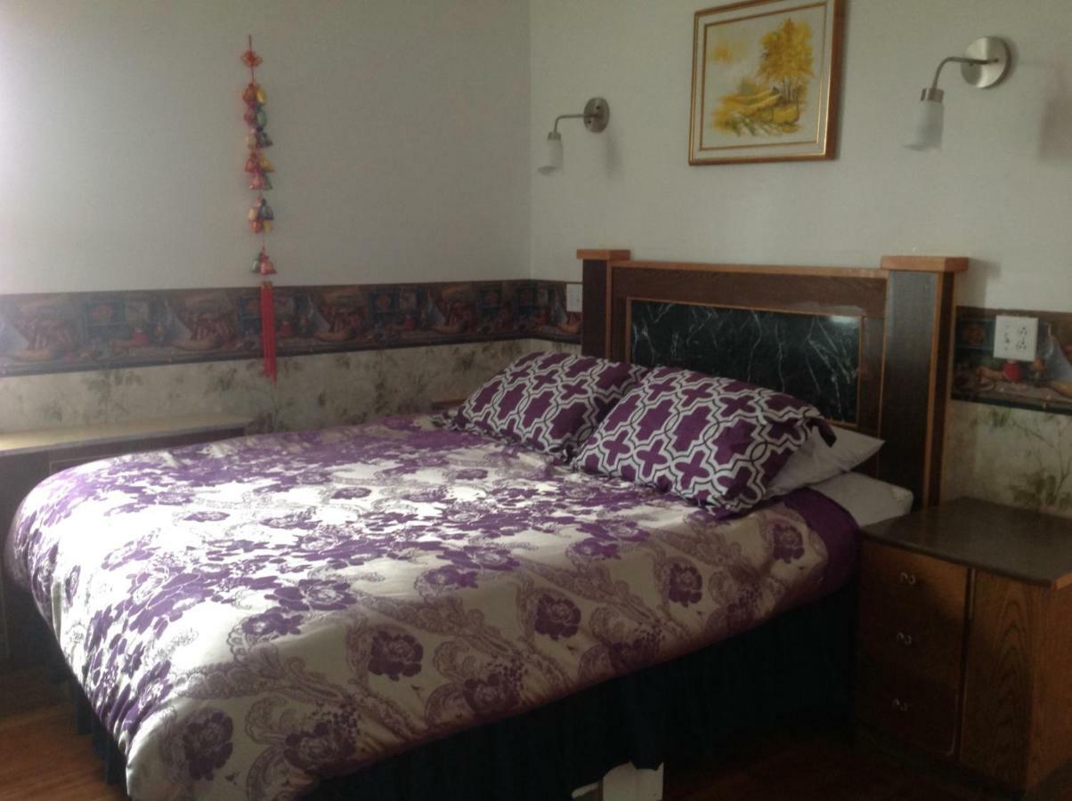 Heritage Place Hotel Gravelbourg Bagian luar foto