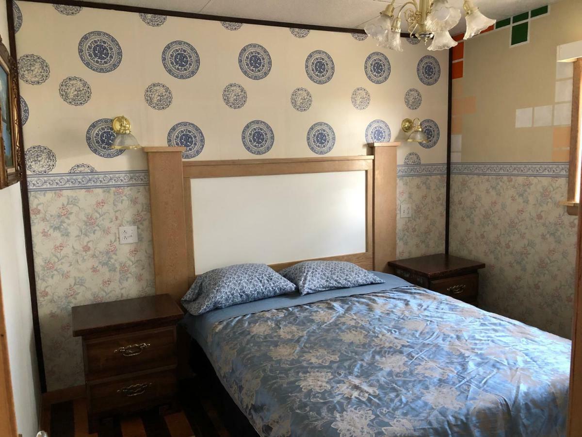 Heritage Place Hotel Gravelbourg Bagian luar foto