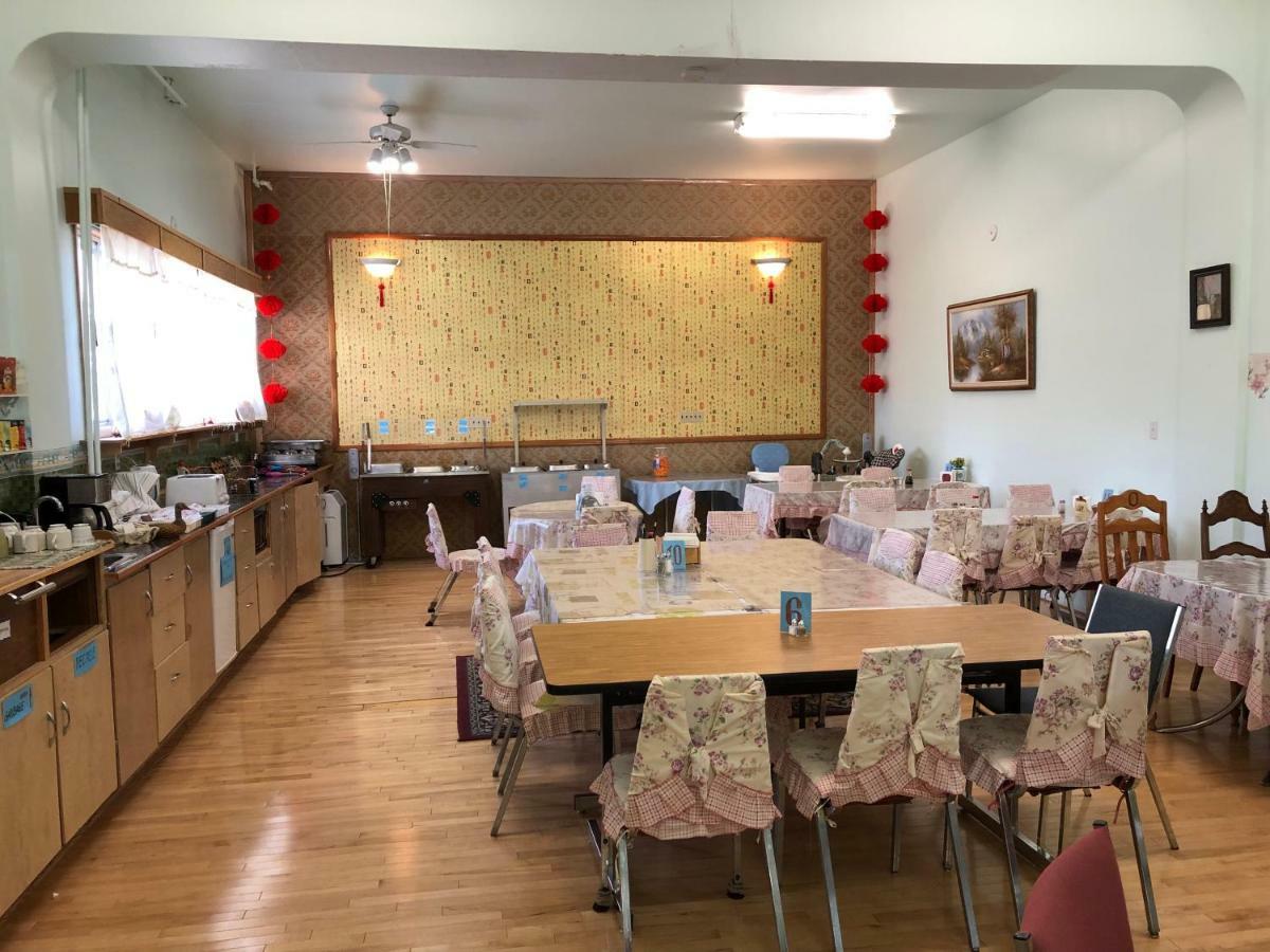 Heritage Place Hotel Gravelbourg Bagian luar foto
